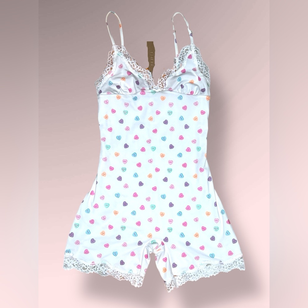 New With Tags SKIMS “Fits Everybody” Lace Trim Romper – Candy Heart Print